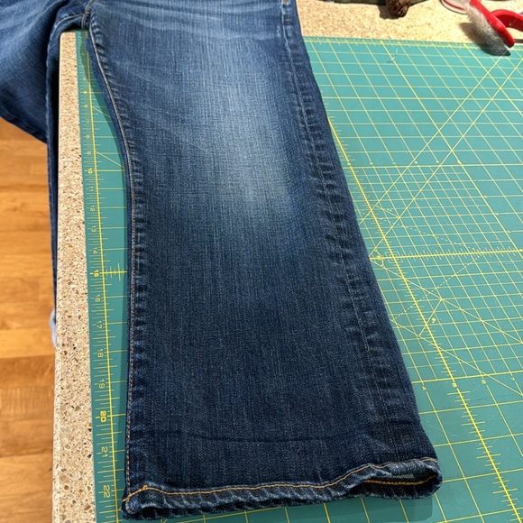 The Tomboy Crop - relaxed straight crop - by AG - Picture 7 of 14